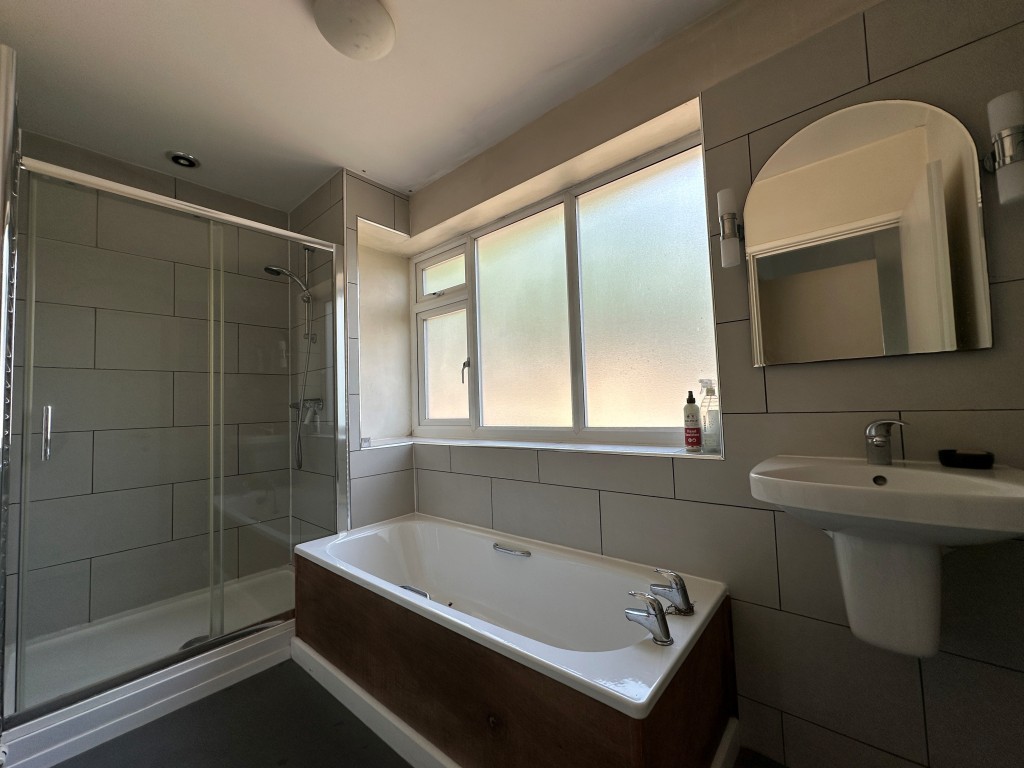 Lot: 125 - THREE-BEDROOM DETACHED HOUSE WITH POTENTIAL - Bathroom with bath and shower